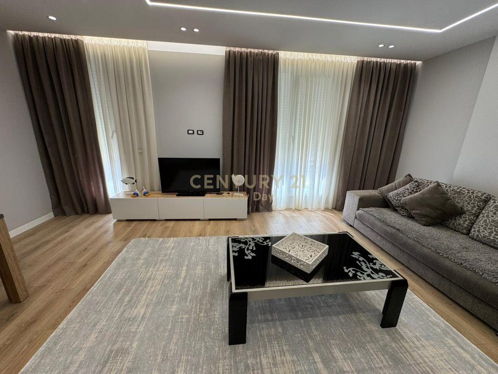 Jepet me Qira Apartament 2+1+2T Plus Post Parkimi ne Rezidencen Dyrrakium 1200€ | 100 m²