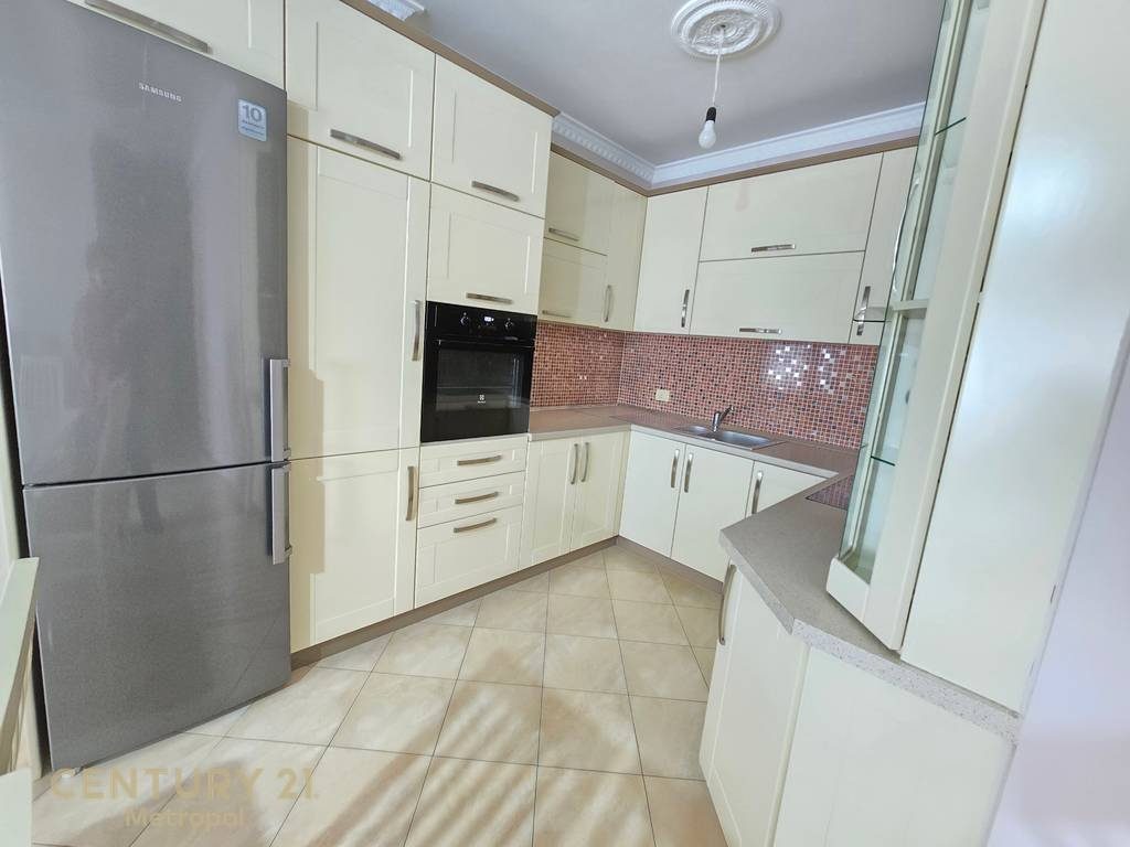 Japim me qira apartament 2+1+2+garazh te rruga Jordan Misja!