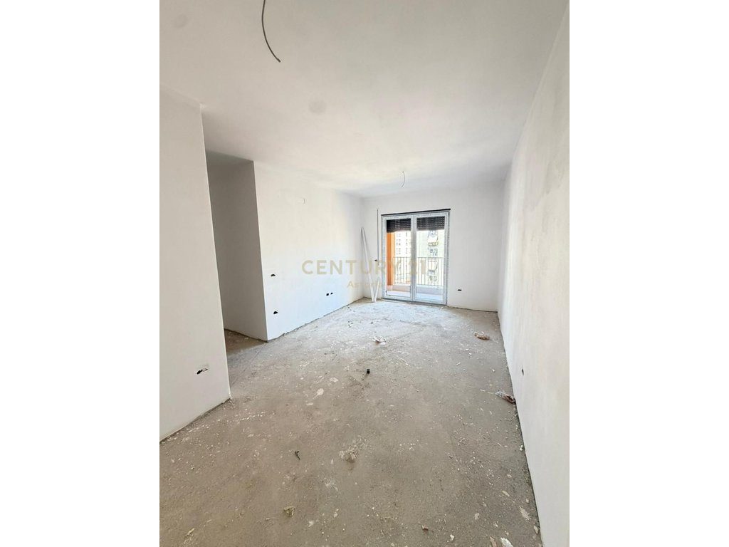 Apartament 2+1+2 në shitje, i pozicionuar në katin e 4-t të një ndërtimi të ri me ashensor