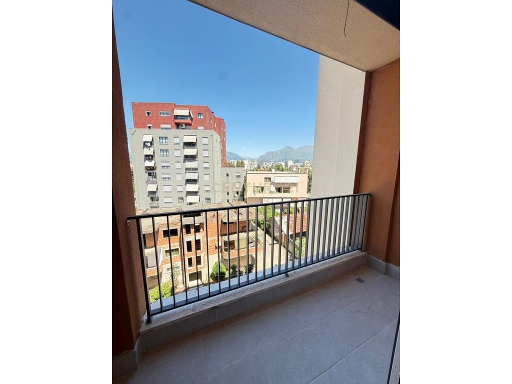Apartament 2+1+2 në shitje, i pozicionuar në katin e 4-t të një ndërtimi të ri me ashensor