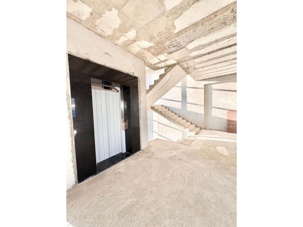 JEPET ME QIRA GODINE 3000 M2+15 POSTE PARKIMI, PORCELAN!