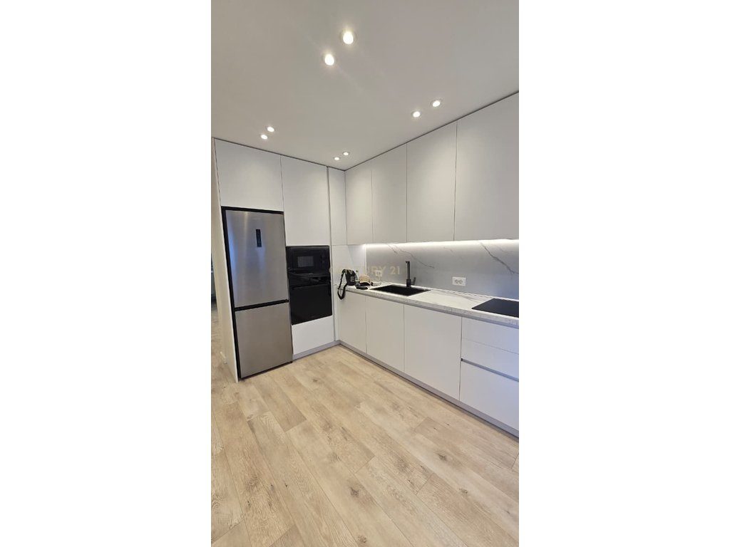 Apartament / Zyra 3+1+ kuzhine e vecuar me Qira ne Qender