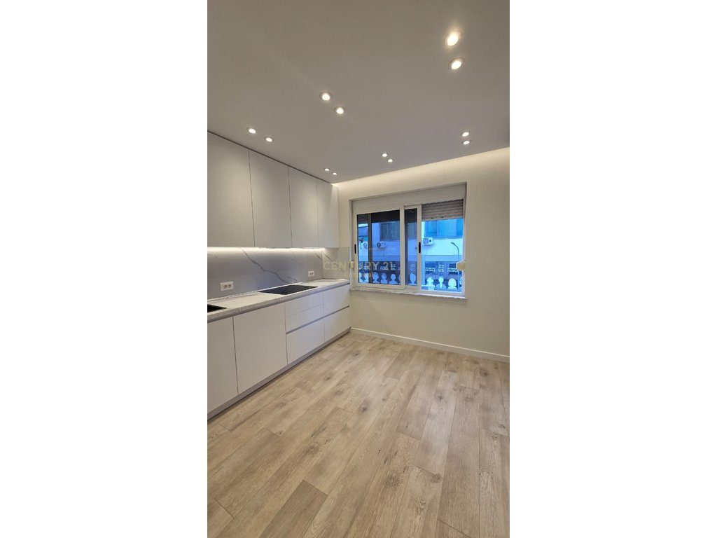 Apartament / Zyra 3+1+ kuzhine e vecuar me Qira ne Qender