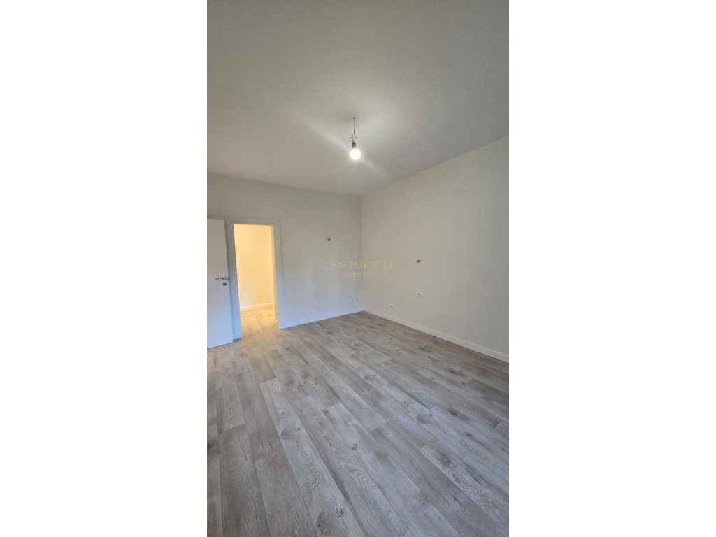 Apartament / Zyra 3+1+ kuzhine e vecuar me Qira ne Qender