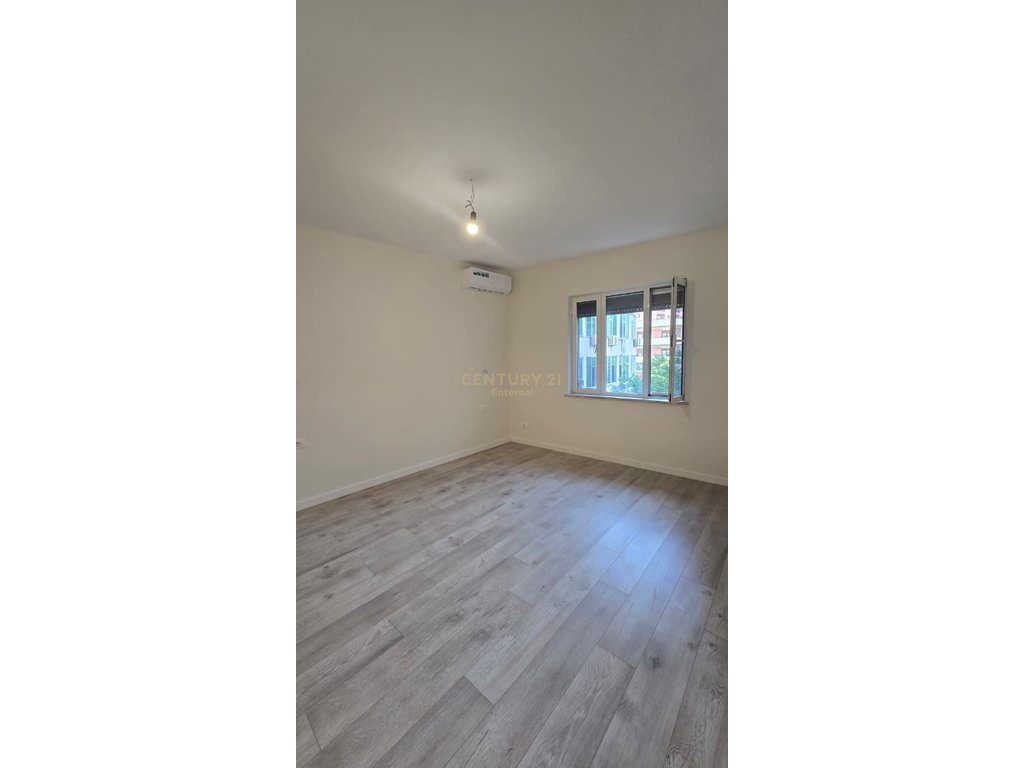 Apartament / Zyra 3+1+ kuzhine e vecuar me Qira ne Qender