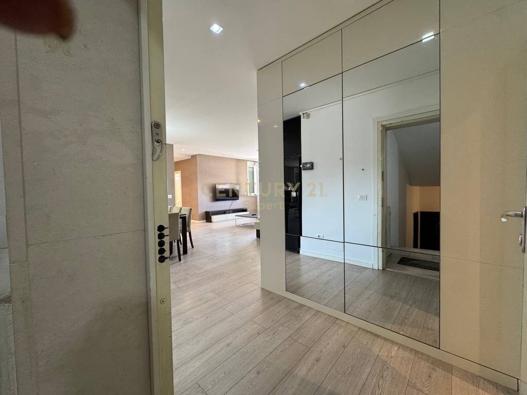 Jepet me qira apartament 2+1+2 pranë Shkollës së Baletit