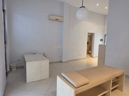 SHITET AMBJENT COMERCIAL/ LOFT TE SHKOLLA KUQE , RRUGE KRYESORE