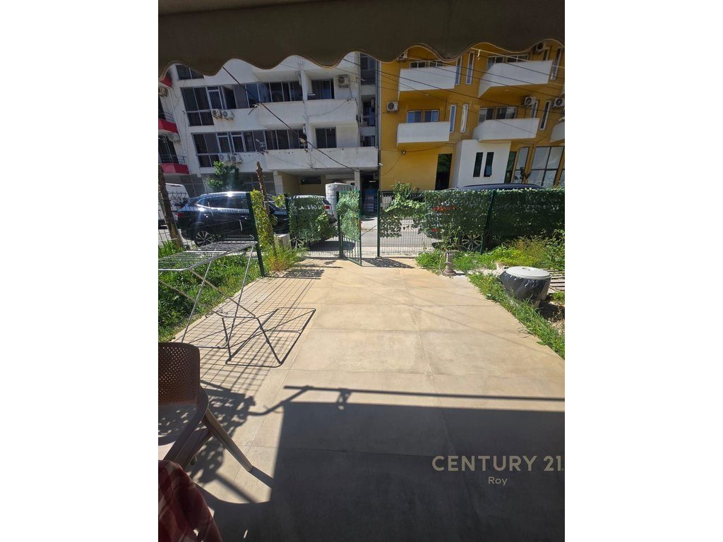 SHITET GARZONJERE ME VEREANDE NE PLAZH HEKURULLA VETEM 50M LARG PLAZHIT !!!