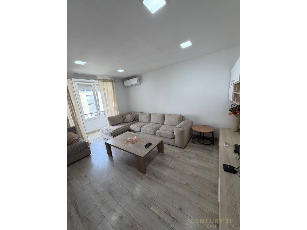 Apartament 2+1 me qira në qendër