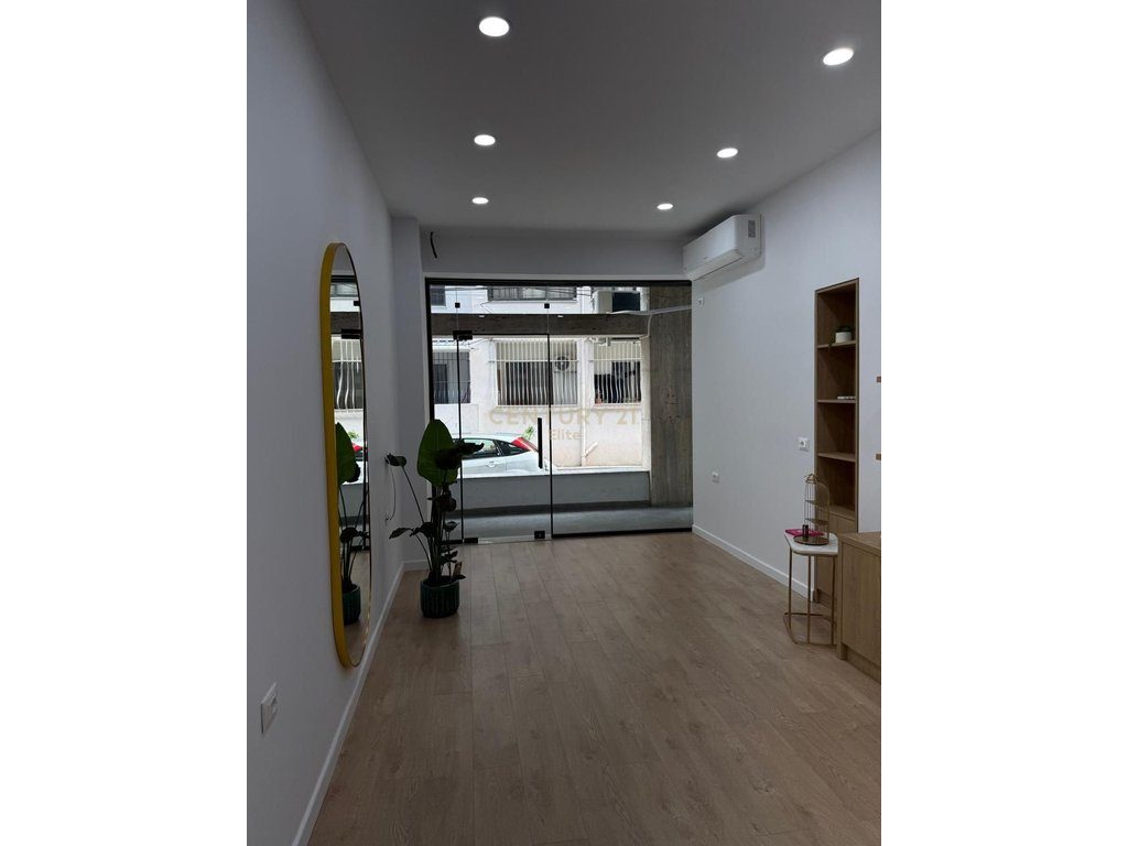 Ambient Komercial Me Qira Pranë Sheshit Skënderbej (Qendër), Tiranë – 600€ | 32 m²