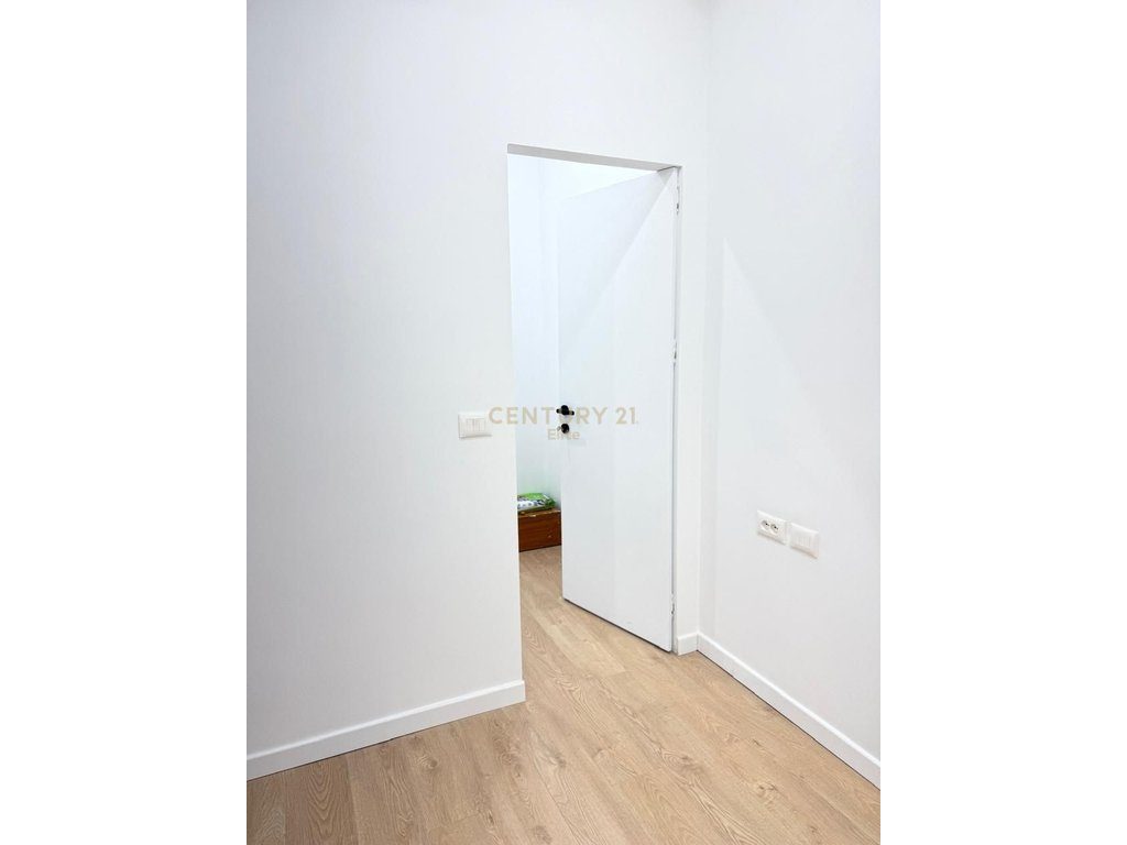 Ambient Komercial Me Qira Pranë Sheshit Skënderbej (Qendër), Tiranë – 600€ | 32 m²