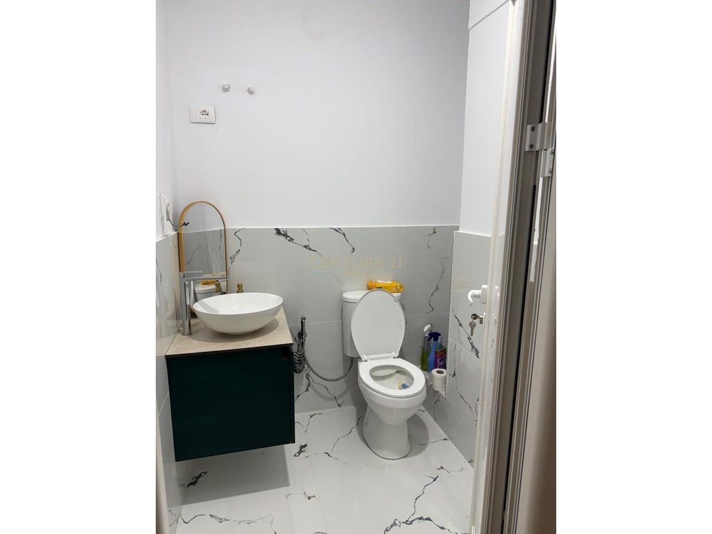 Ambient Komercial Me Qira Pranë Sheshit Skënderbej (Qendër), Tiranë – 600€ | 32 m²