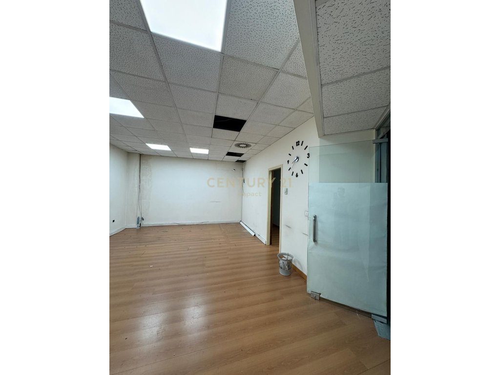 Ambient Komercial  per qira tek Torre Drini!