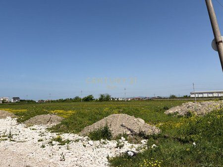 Shitet Tokë Buze Rruge në Fllakë, Durrës - MUNDESI ZGJERIMI DERI NE 18,000 M2 !