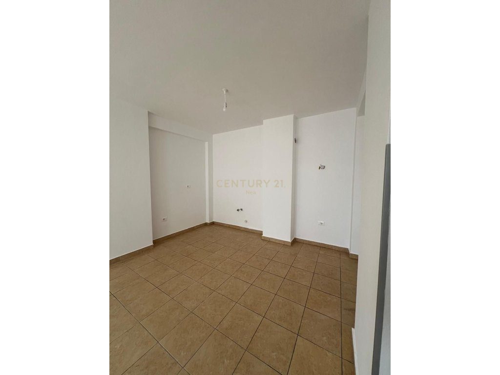 Shitet apartament 1+1 tek Pallatet Cabej
