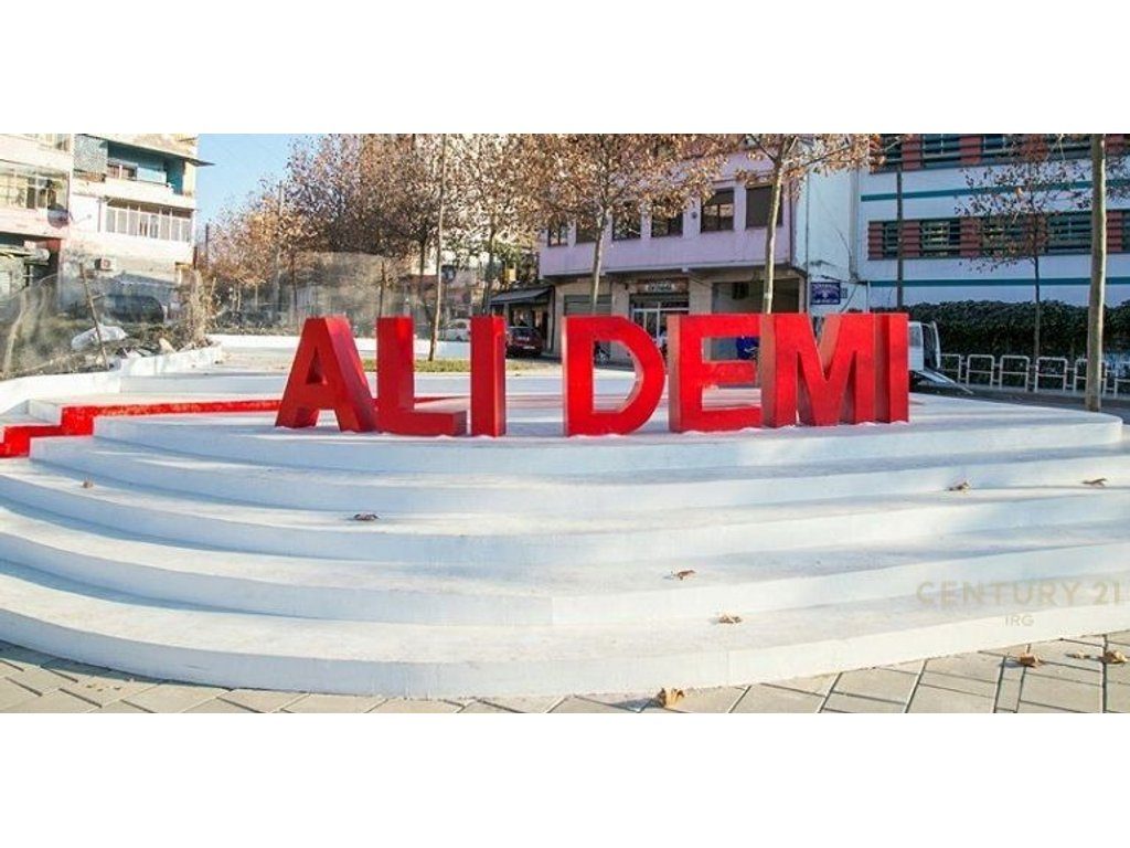 Ambient Biznesi  per shitje , buze rruges kryesore ne Ali Dem!!