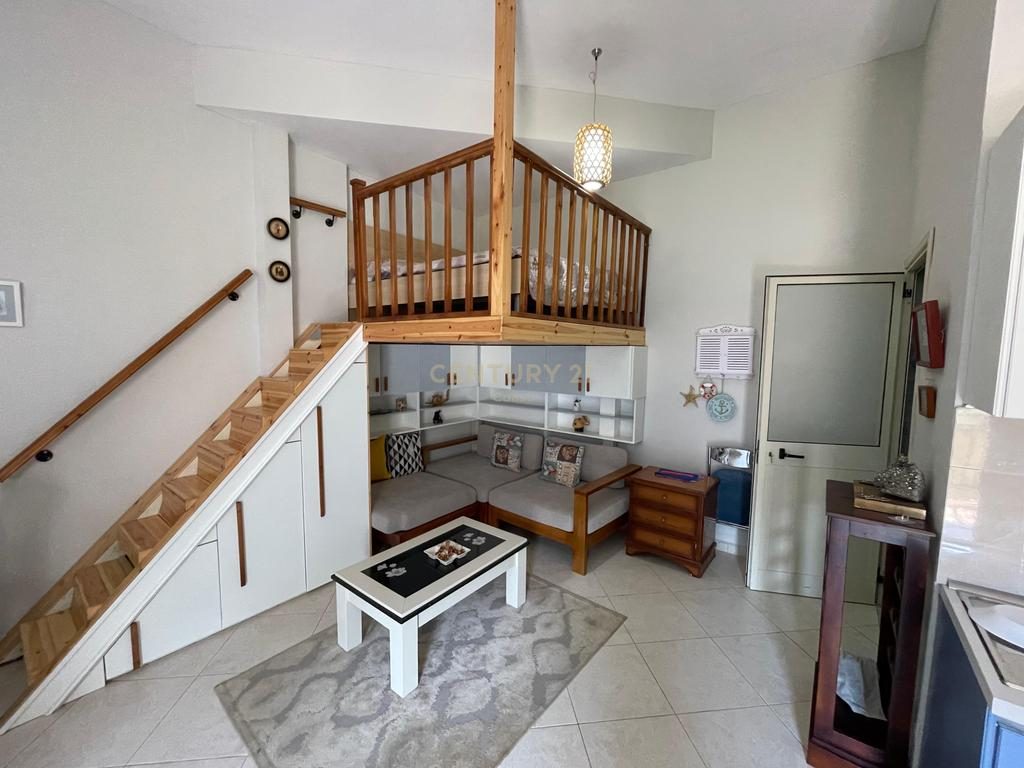 Jepet studio moderne me loft me qira ne lungomare prane kompleksit Flamingo