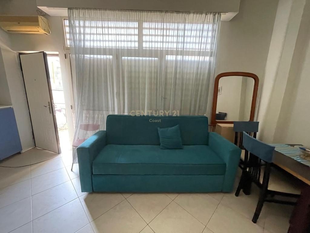 Jepet studio moderne me loft me qira ne lungomare prane kompleksit Flamingo