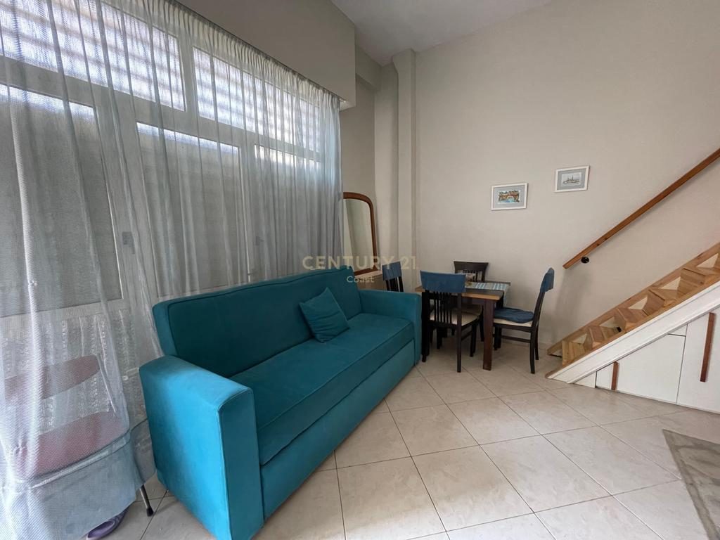 Jepet studio moderne me loft me qira ne lungomare prane kompleksit Flamingo