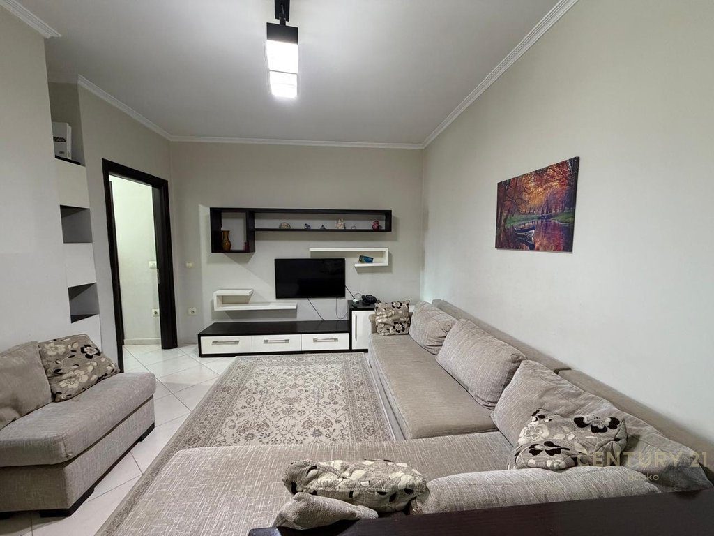 Jepet me qera apartament 2+1+2 në zonën e Astirit, përballë Vila L.