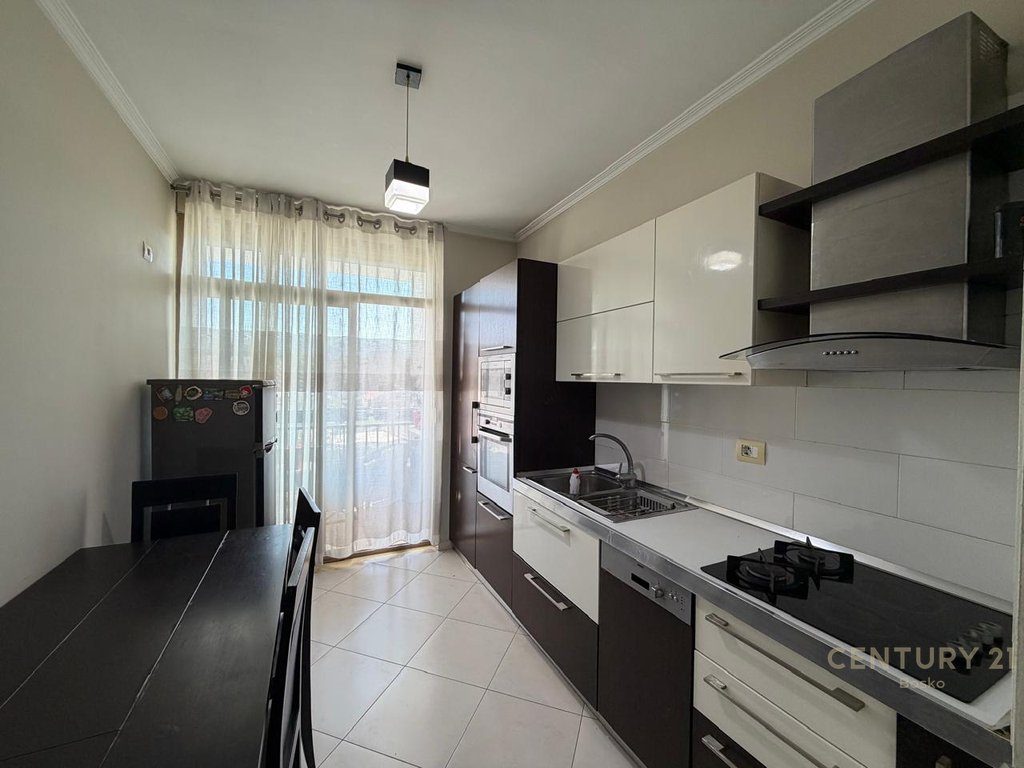 Jepet me qera apartament 2+1+2 në zonën e Astirit, përballë Vila L.