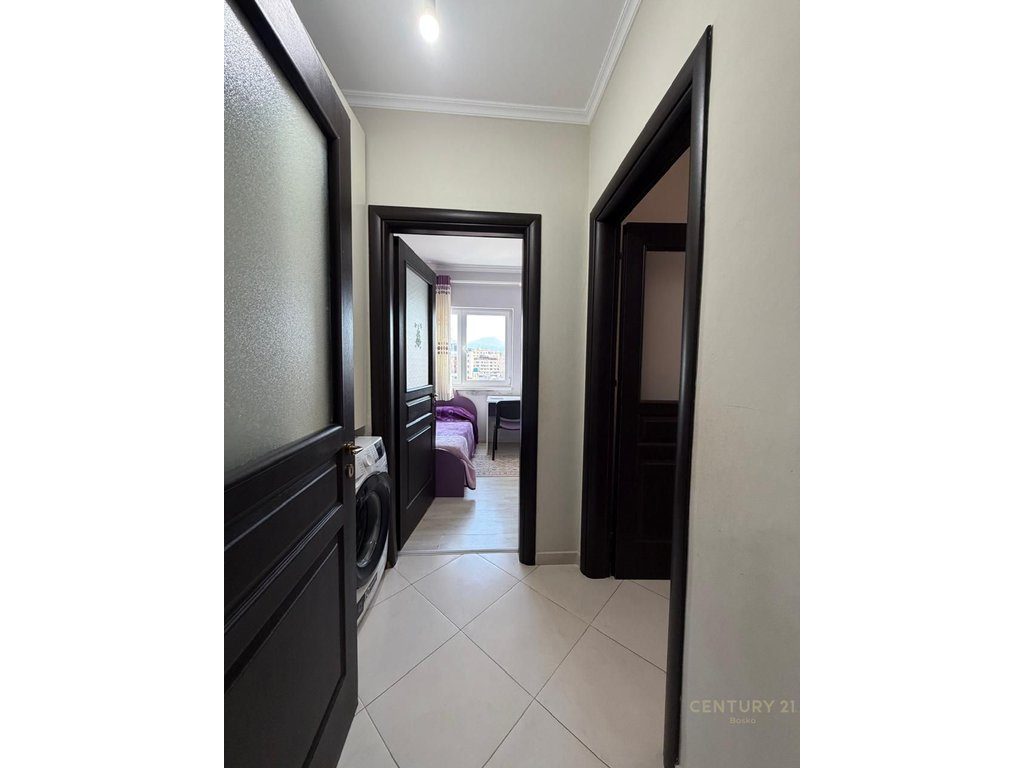 Jepet me qera apartament 2+1+2 në zonën e Astirit, përballë Vila L.