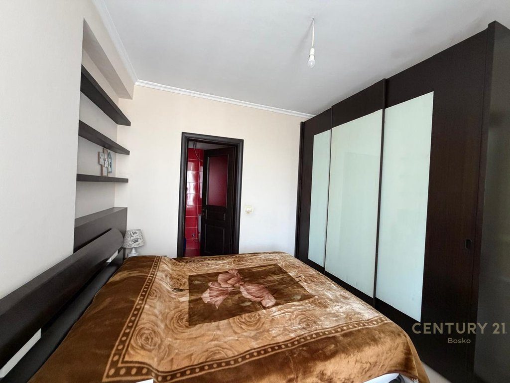 Jepet me qera apartament 2+1+2 në zonën e Astirit, përballë Vila L.
