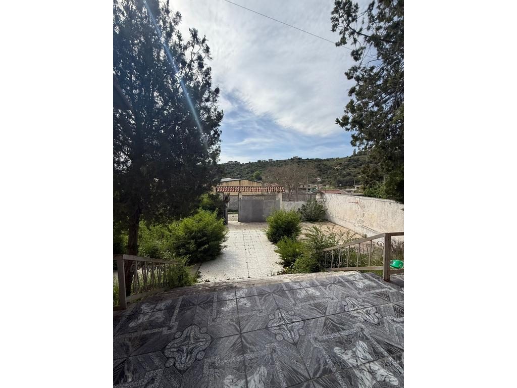 Ofrohet për shitje truall + vilë 2 kate në nje zone te qete ne Vlorë