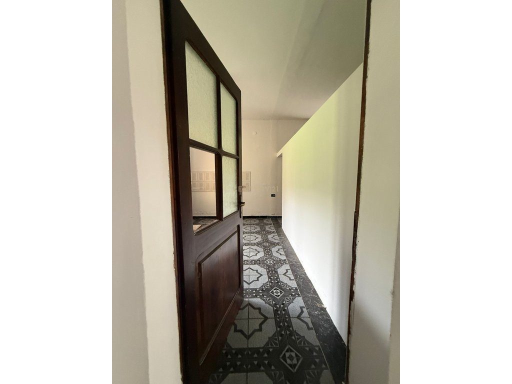 Ofrohet për shitje truall + vilë 2 kate në nje zone te qete ne Vlorë
