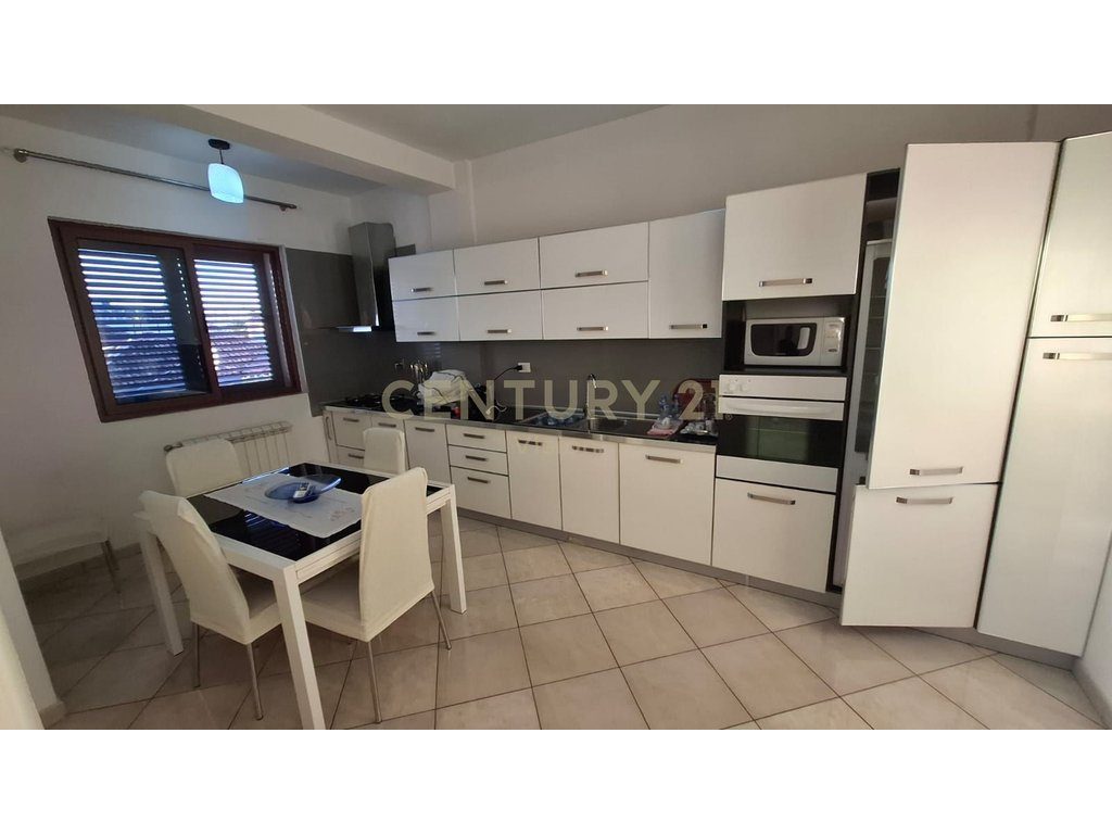 Shtëpi private 3-kateshe me qira në Rus, Shkodër | 150 m²