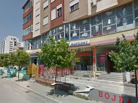 Ambient Komercial Me Qira në Hyrje te Durrësit !