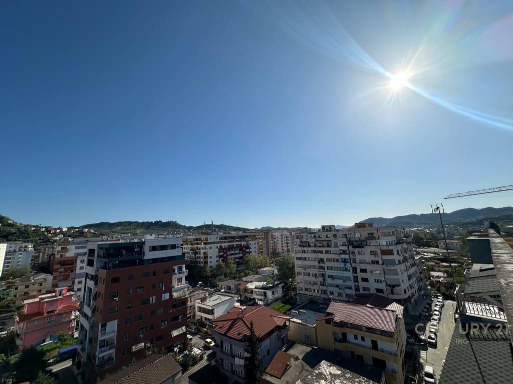 Shitet Penthouse me 192 m2 Verande ne Yzberish!