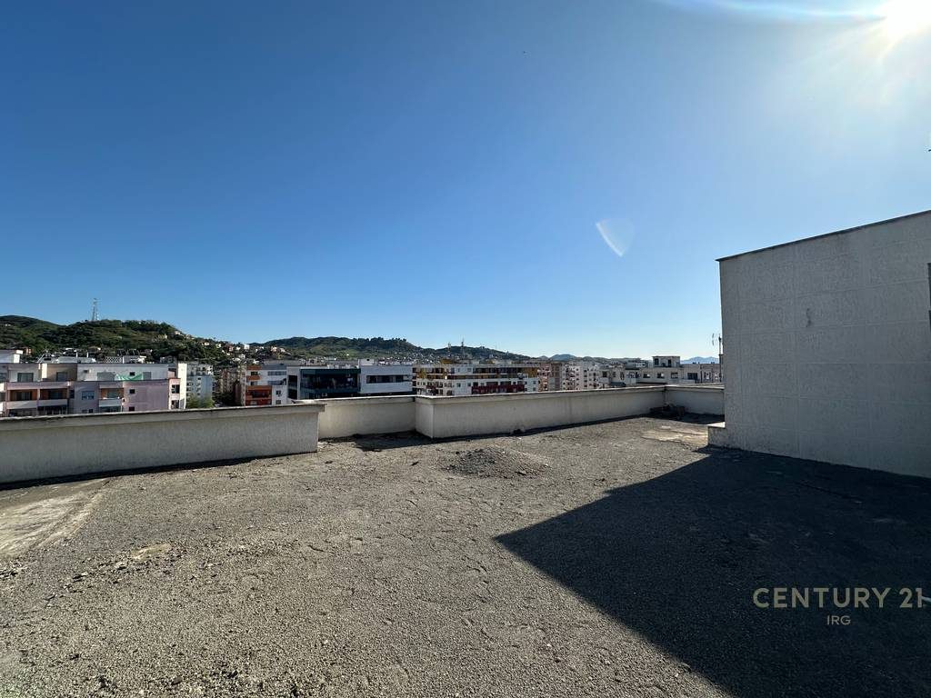 Shitet Penthouse me 192 m2 Verande ne Yzberish!