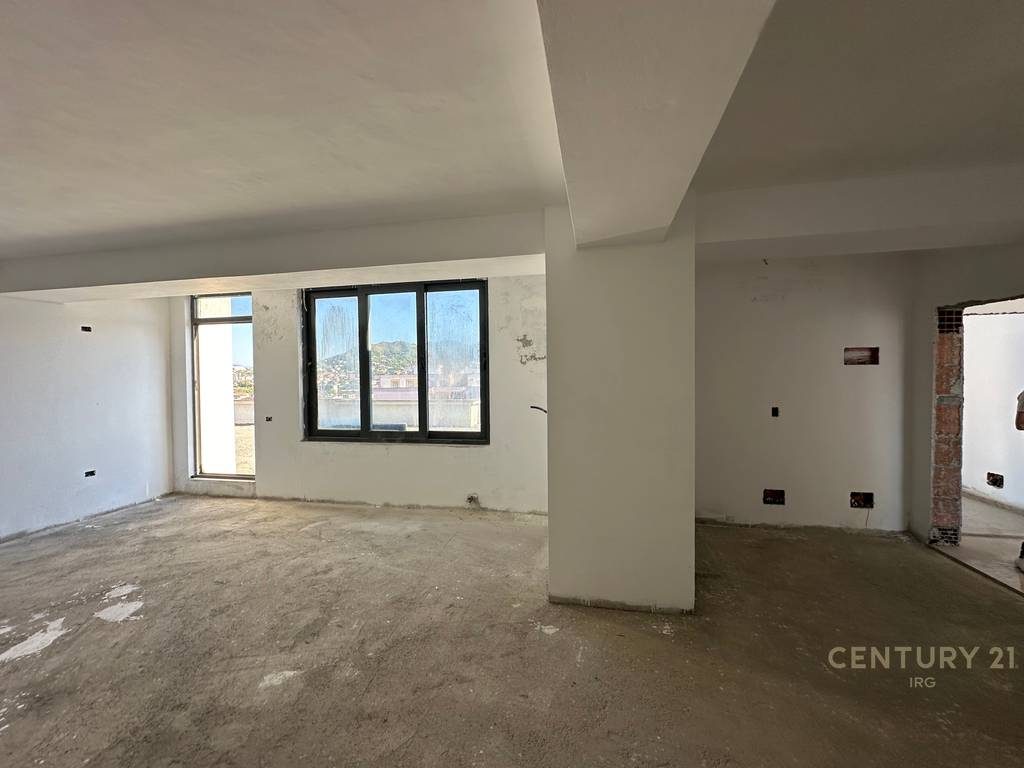 Shitet Penthouse me 192 m2 Verande ne Yzberish!