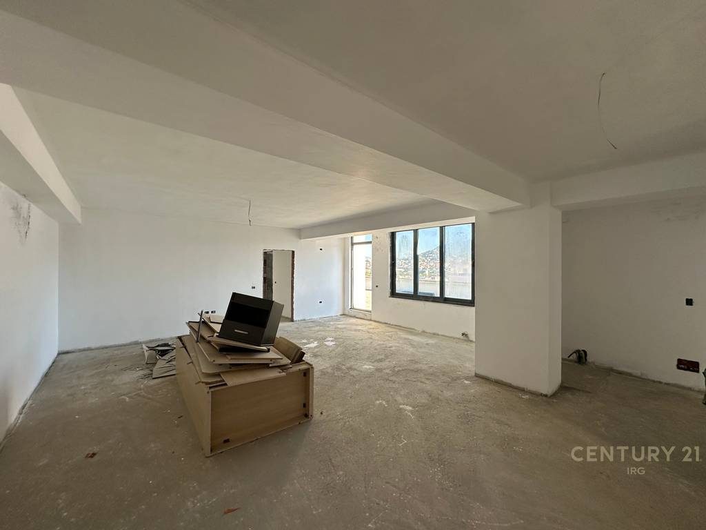 Shitet Penthouse me 192 m2 Verande ne Yzberish!