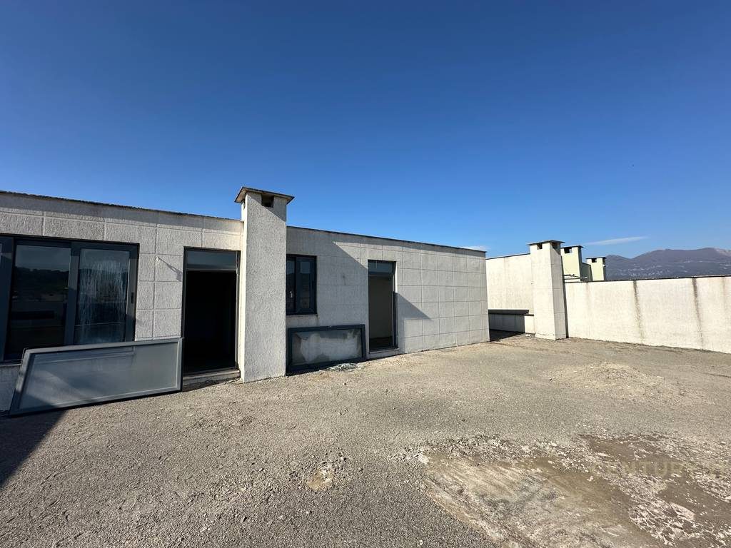 Shitet Penthouse me 192 m2 Verande ne Yzberish!