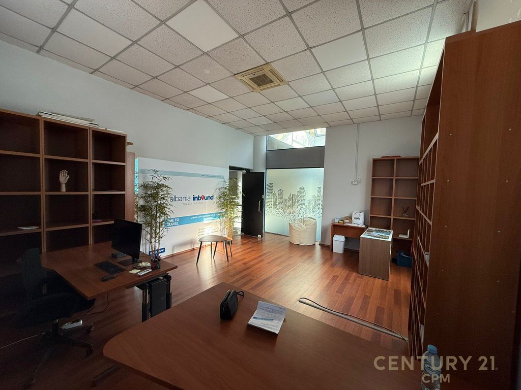 Zyrë Open Space  per  Qira tek Sheshi Willson, Tirana