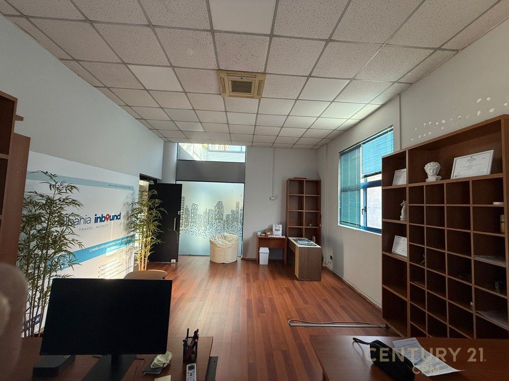 Zyrë Open Space  per  Qira tek Sheshi Willson, Tirana