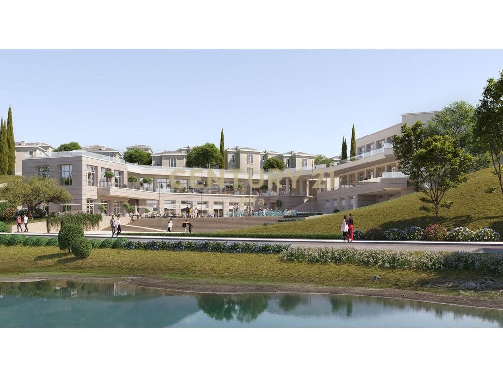Shitet apartament 2+1+2 me oborr tek Rolling Hills Liqeni!