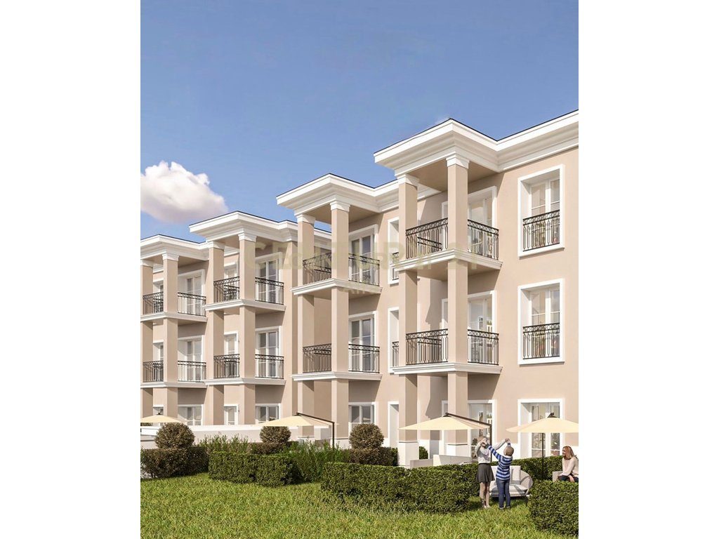 Shitet apartament 2+1+2 me oborr tek Rolling Hills Liqeni!