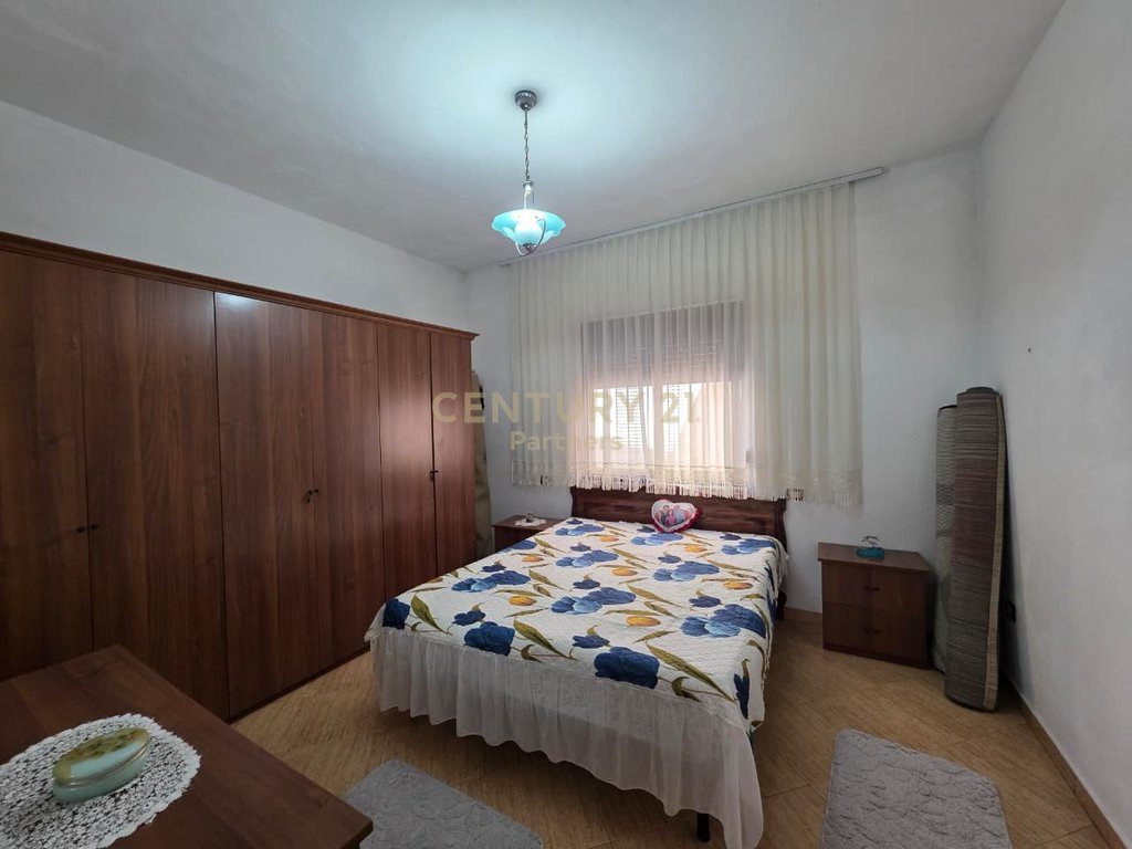 🏡 Shitet Vilë 3-Katëshe me Oborr – Zona Plazh (Hekurudha), Durrës