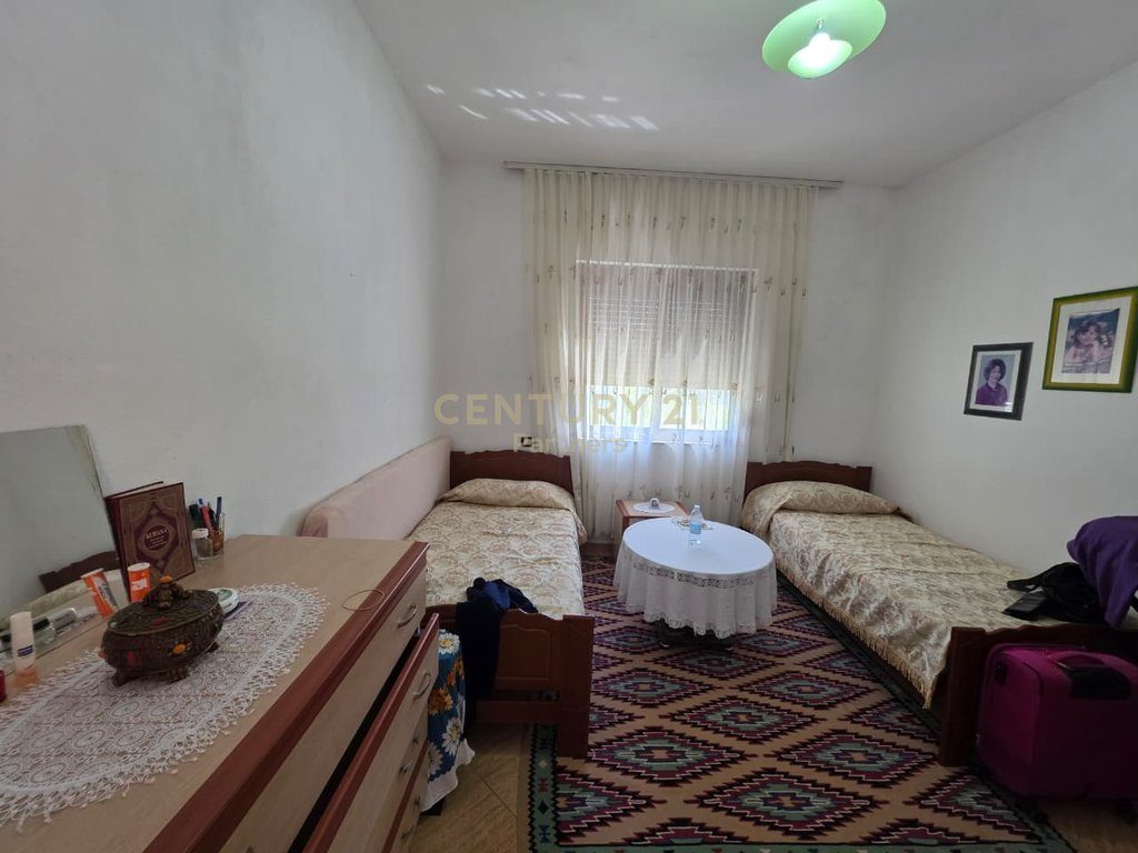 🏡 Shitet Vilë 3-Katëshe me Oborr – Zona Plazh (Hekurudha), Durrës