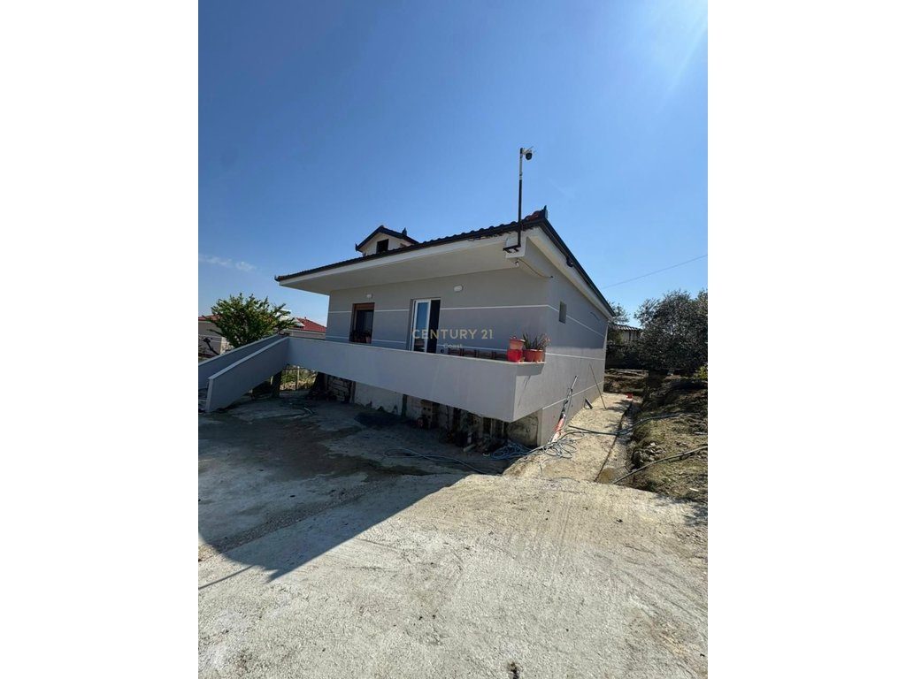 Shitet Shtepi private me oborr 500m² dhe parkim ne Babice, Vlore