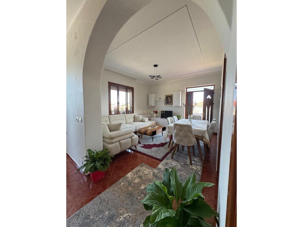 Shitet Shtepi private me oborr 500m² dhe parkim ne Babice, Vlore