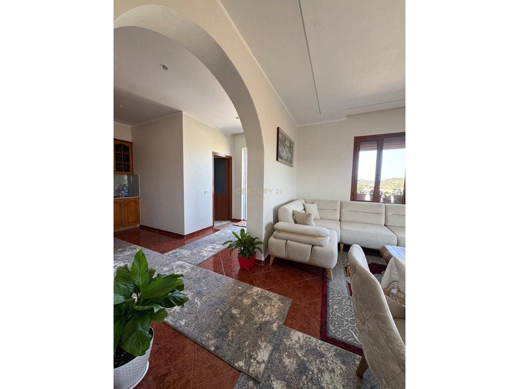 Shitet Shtepi private me oborr 500m² dhe parkim ne Babice, Vlore