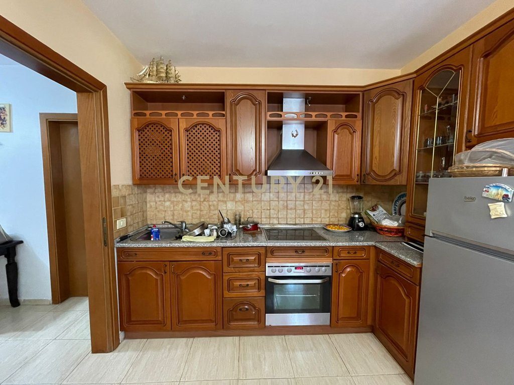 JEPET ME QIRA APARTAMENT 1+1 RRUGA E KAVAJES, PRANE QENDRES.