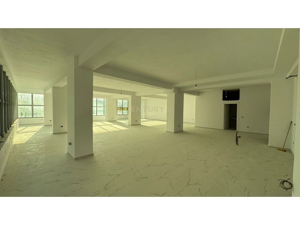AMBIENT KOMERCIAL PREMIUM NE ZEMER TE  VLORES, BULEVARDI  VLORE -SKELE !