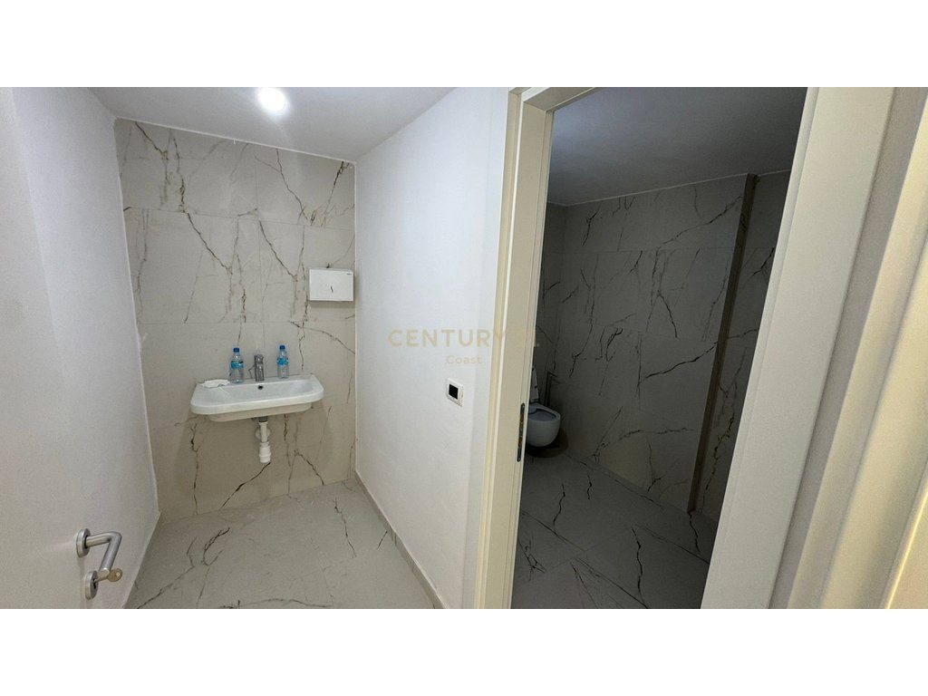 AMBIENT KOMERCIAL PREMIUM NE ZEMER TE  VLORES, BULEVARDI  VLORE -SKELE !