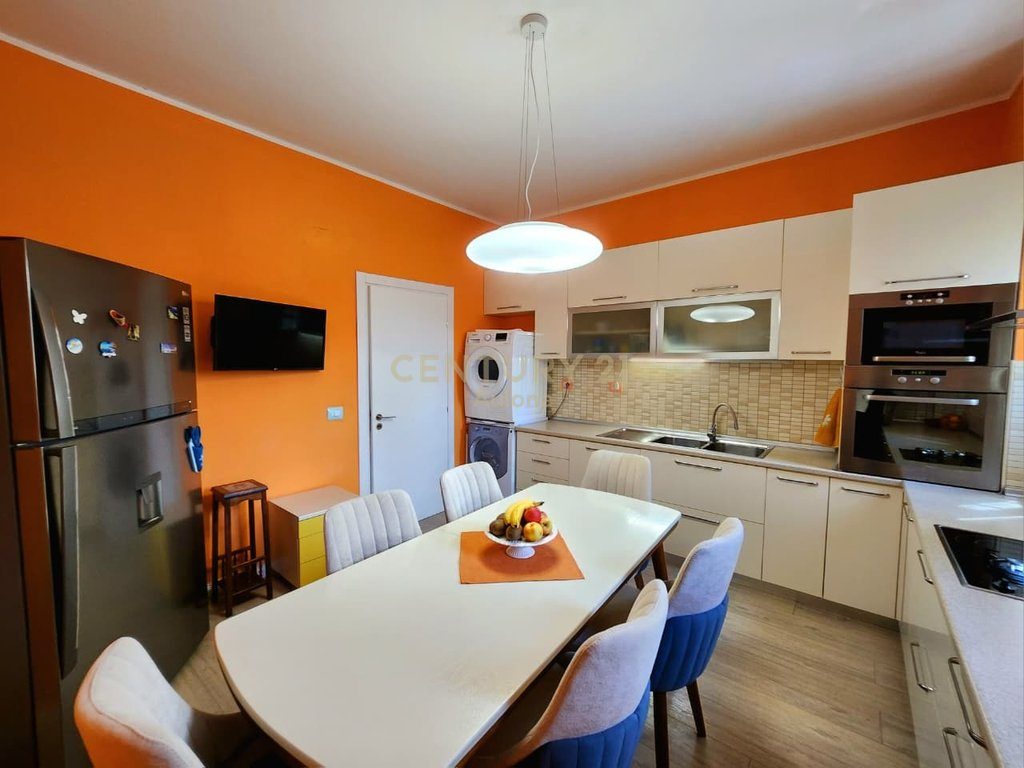 Apartament 2+1 në Qendër, Pranë Lungomare dhe Portit