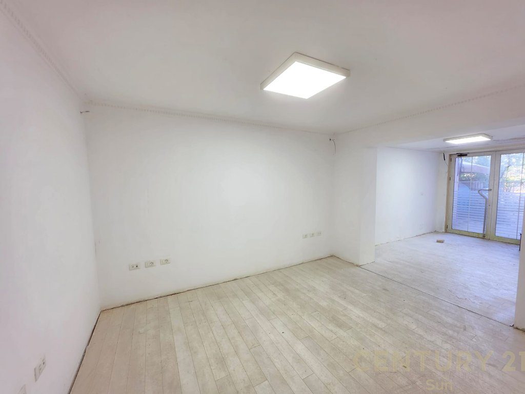 JAPIM ME QIRA AMBIENT KOMERCIAL KAT ZERO PRANE MOZAIKUT TE TIRANES.
